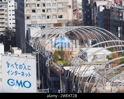 TOKIO, JAPAN - 26. Januar 2024: Blick von oben auf das Dach des Miyashita Parks in Shibuya, wo sich eine riesige aufblasbare Louis Vuitton Tasche befindet. Stockfoto