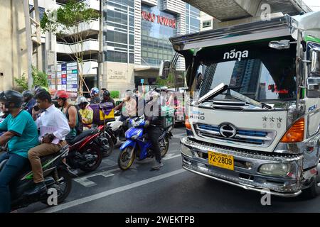 Motorradfahrer Silom Road Bangkok Thailand Stockfoto