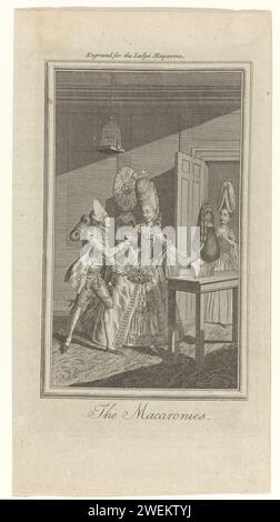Die Macaronies, nach 1770 - ca. 1775 'Macaroni' mit Hut und Blumenstrauß in den Händen, stehend mit einer Frau im Inneren mit einer Büste mit in-Folio Perücke auf dem Tisch. Er trägt einen Frack, eine Weste und eine gestreifte Kniestütze. Zubehör: Breloques, Degen, Schuhe mit Schnallen. Die Frau trägt ein Kleid mit Blumenkorsage und Schleifen, auf einem Rock mit empfohlenen Streifen. In der Tür ist eine Frau mit einem Hut auf der hohen Frisur. Ein schwarzes Band um den Hals. Der Druck ist für das Lady's Magazine, London, 1770-1837. Papiergravur von Modetafeln. Kleidung, Kostüm (+ Herrenkleidung). Kleidung Stockfoto