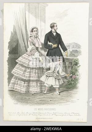 Les Modes Parisiennes, 1856, Nr. 696: Kleid des Mèr (...), 1856 ein bewaffnetes Paar auf einem Balkon; die Frau hat ein Kind am Leben. Nach der Bildunterschrift: Dressing of Maison Delisle. Damenhut von Noël. Männerkostüm von Humann. Kinderbekleidung von Maison Pauline Royer. Druck aus dem Modemagazin Les Modes Parisiennes (1843-1885). Papiergravur von Modetafeln. Kleidung, Kostüm (+ Kinderkleidung). Kopfbedeckung: Kappe (+ Damenbekleidung). Unterwäsche für den unteren Teil des Körpers: Bloomer (+ Mädchenkleidung). Kombinationen von Kleidungsstücken (ANZUG) (+ Herrenkleidung). Handschuhe, Fäustlinge, Stockfoto