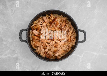 Blick von oben auf Pulled Schweinefleisch in einer großen Pfanne Stockfoto