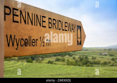 Großbritannien, England, Lancashire, Colne, Laneshawbridge, Pennine Bridleway Schild an Ratten Clough Bridge Stockfoto