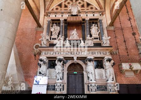 Grabdenkmal für Dogen Giovanni Pesaro aus dem 17. Jahrhundert von Baldassare Longhena in der gotischen Basilika di Santa Maria Gloriosa dei Frari (Basilika Frari Stockfoto