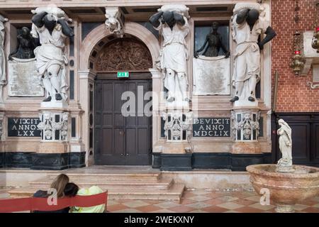 Grabdenkmal für Dogen Giovanni Pesaro aus dem 17. Jahrhundert von Baldassare Longhena in der gotischen Basilika di Santa Maria Gloriosa dei Frari (Basilika Frari Stockfoto