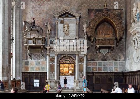 Gotisches Ritterdenkmal für Paolo Savelli von Jacopo della Quercia aus dem 14. Jahrhundert, Denkmal für Benedetto Pesaro aus dem 16. Jahrhundert, Denkmal Stockfoto