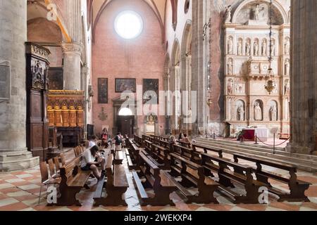 Holzchor und Denkmal für den Ausweichen Nicolo Tron von Antonio Rizzo aus dem 15. Jahrhundert im Querschiff der gotischen Basilika di Santa Maria Gloriosa dei Frari (Frar Stockfoto