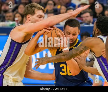 San Francisco, USA. Januar 2024. Stephen Curry (C) von Golden State Warriors bricht während des NBA-Spiels zwischen den Golden State Warriors und den Sacramento Kings am 25. Januar 2024 durch. Quelle: Arthur Dong/Xinhua/Alamy Live News Stockfoto