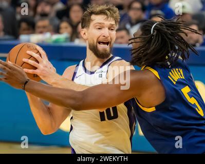 San Francisco, USA. Januar 2024. Domantas Sabonis (L) von Sacramento Kings tritt am 25. Januar 2024 im NBA-Spiel zwischen den Golden State Warriors und den Sacramento Kings in San Francisco an. Quelle: Arthur Dong/Xinhua/Alamy Live News Stockfoto