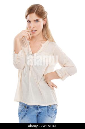 Verwirrt, Porträt und Frau beißt Nägel im Studio unsicher, verwirrt oder verdächtig auf weißem Hintergrund. Zweifel, Gesicht oder nervöses weibliches Modell mit Hand Stockfoto