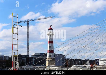 MALMÖ, SCHWEDEN. August 2023 Blick auf den alten Leuchtturm von Malmö Inre fyr in der Stadt Malmö, Schweden. Einige Gebäude auf der Seite. Ein kleiner Kanal in fr Stockfoto