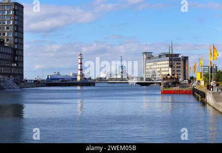 MALMÖ, SCHWEDEN. August 2023 Blick auf den alten Leuchtturm von Malmö Inre fyr in der Stadt Malmö, Schweden. Einige Gebäude auf der Seite. Ein kleiner Kanal in fr Stockfoto