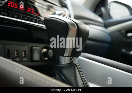 Getriebeschalthebel Mit Aluminiumelementen In Leder Fahrzeuginnenraum Großansicht Stockfoto Stockfoto