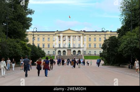 Oslo, Norwegen - 18. August 2023: Menschen Gehen In Der Nähe Des Königspalastes Det Kongelige Slott In Oslo, Der Hauptstadt Norwegens. 4K Stockfoto