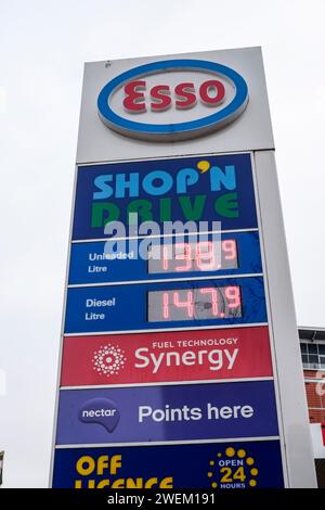 ESSO-Schild mit Kraftstoffpreisen vom Januar 2024 Stockfoto