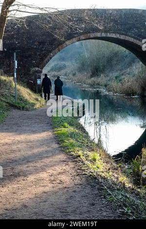 Wintermorgen auf der Themse und dem Severn Canal am Bowbridge Lock Stroud Glos Stockfoto