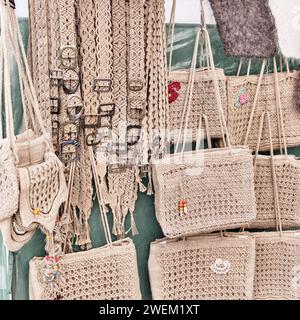 Umweltfreundliche handgefertigte Accessoires aus Jute.Taschen gehäkelt, Gürtel in Makramee-Technik gewickelt Stockfoto