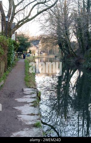 Wintermorgen auf der Themse und dem Severn Canal am Bowbridge Lock Stroud Glos Stockfoto