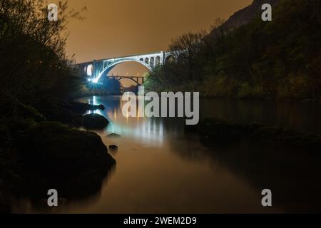 Solkan Steineisenbahnbrücke in Slowenien am Abend Stockfoto