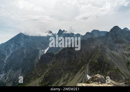 Blick vom Jahnaci Stit Berggipfel in der Hohen Tatra in der Slowakei an meist bewölkten Sommertagen Stockfoto