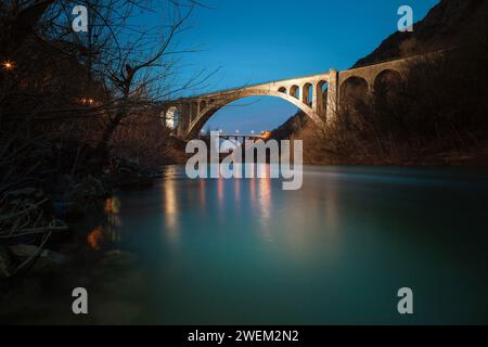 Solkan Steineisenbahnbrücke in Slowenien am Abend Stockfoto