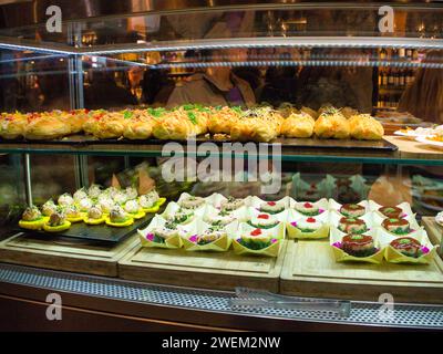 Eine große Auswahl an traditionellen Tapas mit Meeresfrüchten in Spanien auf dem San Miguel Market in Madrid Stockfoto