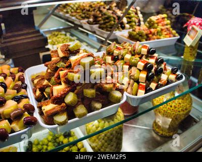 Eine große Auswahl an traditionellen Tapas mit Meeresfrüchten in Spanien auf dem San Miguel Market in Madrid Stockfoto