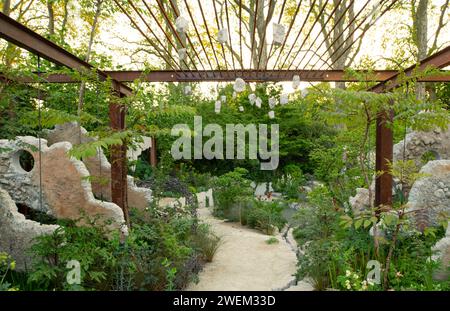 Betonpaneele und ein Metallgitter bilden einen Weg durch Stauden in The Samaritans' Listening Garden, einem von Darren Hawkes am Th entworfenen Show Garden Stockfoto