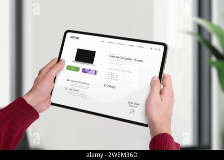 Tablet mit E-Commerce-Webseite, Online-Shopping für ein Notebook. Modernes Webseitenkonzept, nahtlose Technologie und bequemer Online-Shopping-Service Stockfoto
