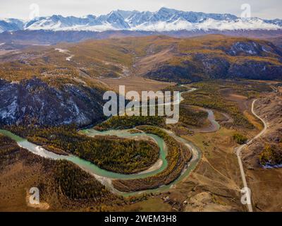 Atemberaubende Luftlandschaft mit dem gewundenen Fluss Katun inmitten der farbenfrohen herbstlichen Berge der Altai-Region in Russland. Stockfoto