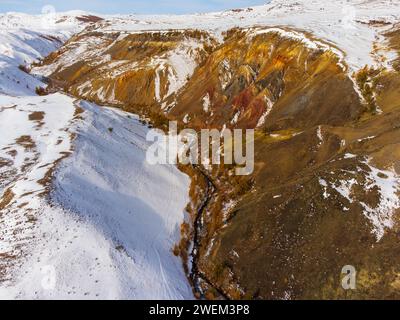 Atemberaubende Luftaufnahme, die das lebhafte, farbenfrohe Gelände von Kyzyl-Chin, bekannt als Mars, in der Region Altai während des Winters einfängt. Stockfoto