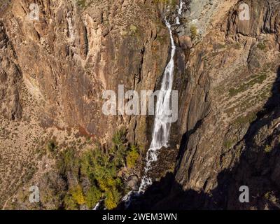 Atemberaubende Luftaufnahme eines Wasserfalls in Altai, Russland, die die Pracht der Natur inmitten zerklüfteter Landschaften zeigt. Stockfoto