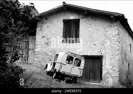 2CV Minibus auf dem französischen Land Stockfoto