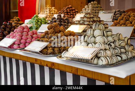 Leckere Kuchen auf der Theke. Stockfoto