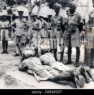 General Wavell inspiziert Singapur Defences – ein Grabenmörtel eines Dogra-Regiments, November 1941. Offizielle Fotos aus dem Zweiten Weltkrieg Stockfoto