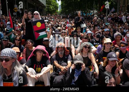 Melbourne, Victoria, Australien. Januar 2024. Tausende von Menschen versammeln sich am 26. Januar 2024 in Australien zu einer Rallye am Invasionstag und unterstützen die Forderungen der Ureinwohner, den Australia Day umzugestalten oder abzuschaffen. Ã¢â‚¬Å„Australia DayÃ¢â‚¬Â, der umstrittene Feiertag, der mit der Ankunft der ersten Flotte im Jahr 1788 in New South Wales in Verbindung steht, wird von vielen indigenen Gemeinschaften als Invasion Day oder Survival Day bezeichnet. (Kreditbild: © Mathias Heng/ZUMA Press Wire) NUR REDAKTIONELLE VERWENDUNG! Nicht für kommerzielle ZWECKE! Stockfoto