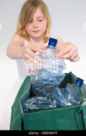 Junges Mädchen Recycling Kunststoff-Wasserflaschen Stockfoto