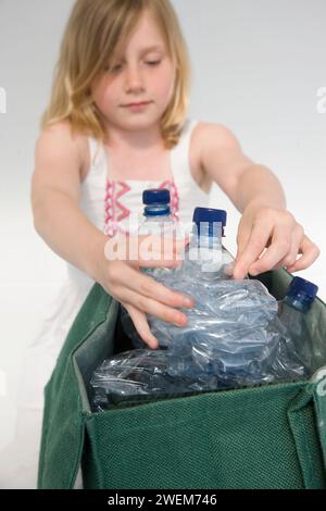 Junges Mädchen Recycling Kunststoff-Wasserflaschen Stockfoto