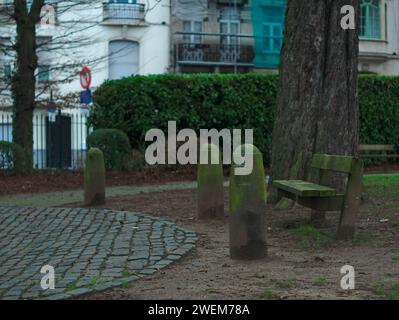 Brüssel, Belgien Januar 2024. Straßenfotografie von Brüssel bei bewölktem Wetter. Eine Holzbank mitten auf einem offenen Raum. Stockfoto