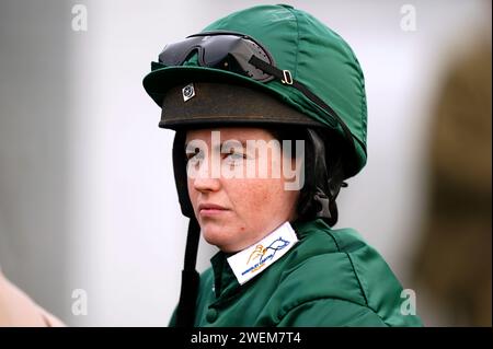 Jockey Tabitha Worsley vor der Handicap Chase der Pertemps Novices auf der Huntingdon Racecourse, Cambridgeshire. Bilddatum: Mittwoch, 25. Januar 2024. Stockfoto