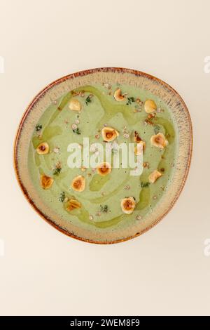 Brokkoli-Creme-Suppe mit Nüssen und Kräutern dekoriert Stockfoto