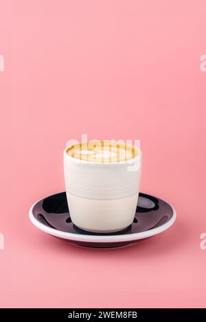 Italienischer Espresso-Kaffeegetränk mit erwärmter Milch Stockfoto