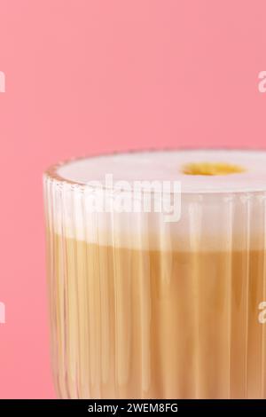 Italienischer Espresso-Kaffeegetränk mit erwärmter Milch Stockfoto