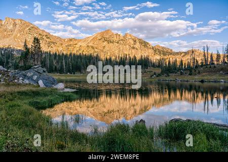 Mica Lake bei Sonnenuntergang in der Mount Zirkel Wilderness, Colorado Stockfoto