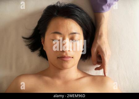 Blick von oben Frau, die eine Massage erhält Stockfoto