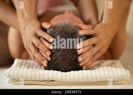 Nahaufnahme Mann bekommt Kopfmassage Stockfoto