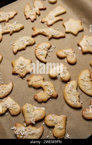 Stillleben mit Zuckerkeksen auf Keksblatt gestreut Stockfoto