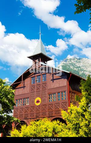 Traditionelle rumänische Architektur, kunstvoll verziert, hölzernes Aurel Stroe Kulturzentrum, Busteni, Bucegi-Berge, Rumänien Stockfoto