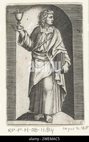 Apostel Johannes der Evangelist mit Verkrampfung in NIS, Anonym, nach Marcantonio Raimondi, nach Rafaël, 1517 - 1577 Druckpapier mit dem Stich des Apostels Johannes des Evangelisten; mögliche Attribute: Buch, Kessel, Kelch mit Schlange, Adler, Handfläche, Bildlauf Stockfoto