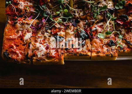 Blick von oben auf Fladenbrotpizza mit gebratenen Paprika und Sprossen Stockfoto