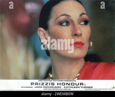 ANJELICA HUSTON in PRIZZI's HONOR 1985 Regisseur JOHN HUSTON Roman Richard Condon Drehbuch Richard Condon und Janet Roach Musik Alex North Kostümdesign Donfeld ABC Motion Pictures / Rank Film Distributors (UK) / Twentieth Century Fox (USA) Stockfoto